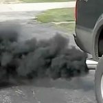 черный дым дизельного мотора на авто