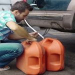 Как слить бензин с помощью шланга?