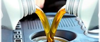 заливается различное масло в маслозаливную горловину двигателя